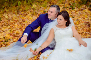 photographer-park-fall-bride-groom