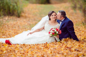 fall-wedding-photography-romantic-red