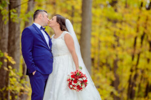 kiss-fall-romantic-wedding-photo-zattuvision